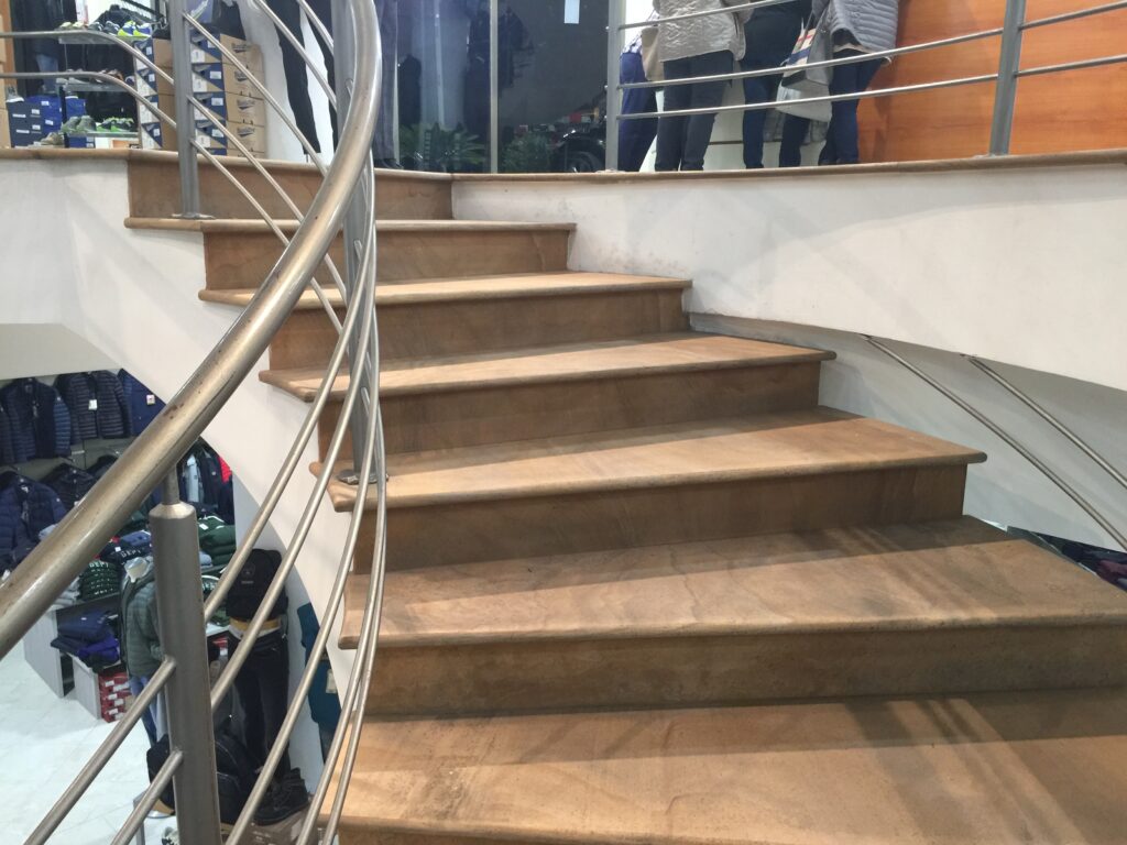 RIVESTIMENTO-SCALA-MARMO-PIETRA-ITALGRANITI-14