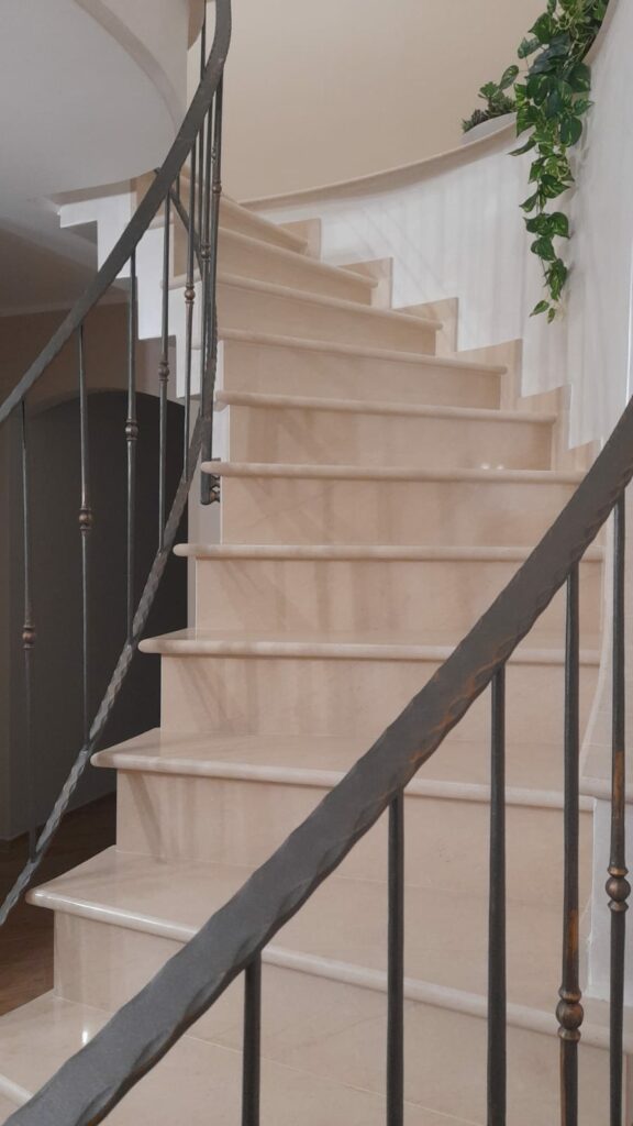 RIVESTIMENTO-SCALA-MARMO-PIETRA-ITALGRANITI-21