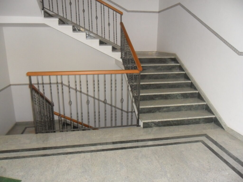 RIVESTIMENTO-SCALA-MARMO-PIETRA-ITALGRANITI-26