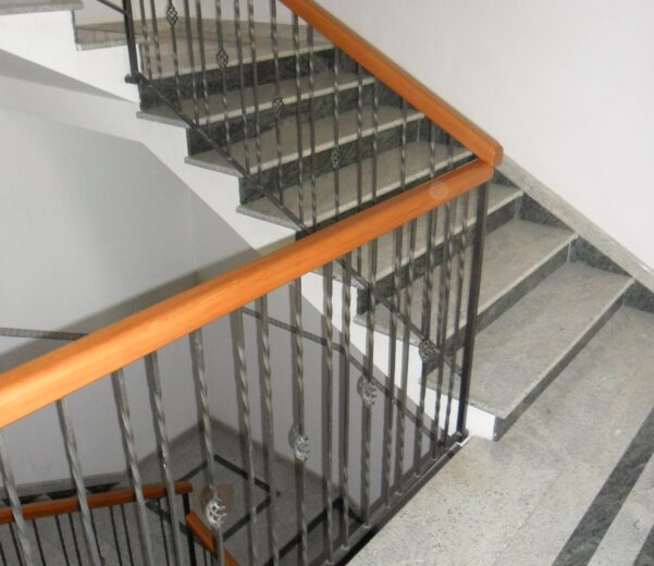 RIVESTIMENTO-SCALA-MARMO-PIETRA-ITALGRANITI-3S