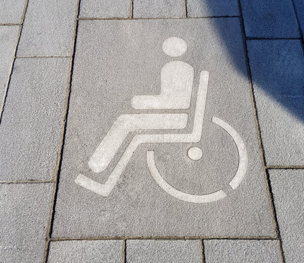 PARCHEGGIO-RISERVATO-DISABILI-INTARSIO-PIETRA-ITALGRANITI-12